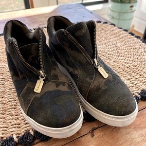 Blondo waterproof hightop camo sneakers.